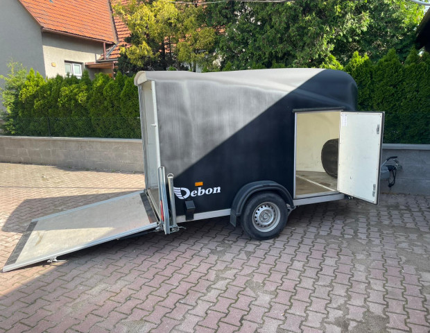Jednoosý krytý, odpružený, bržděný se sklopným nájezdem/čelem do 1300kg
