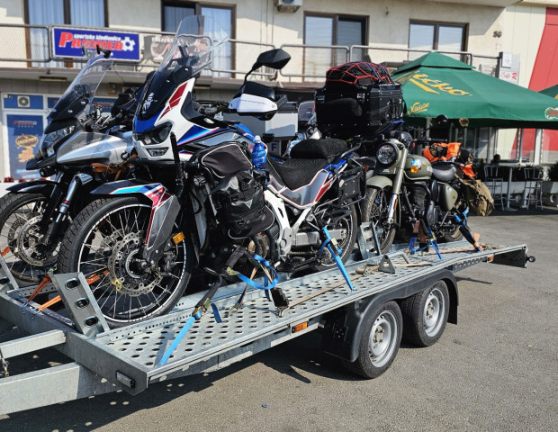 Dvouosý na auta s nadstavbou na čtyři motocykly do 2700 kg