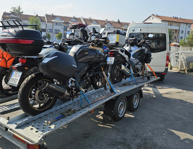 Dvouosý na auta s nadstavbou na čtyři motocykly do 2700 kg