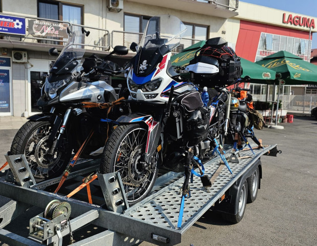 Dvouosý na auta s nadstavbou na čtyři motocykly do 2700 kg