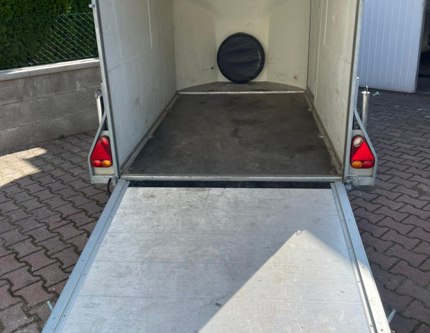 Jednoosý krytý, odpružený, bržděný se sklopným nájezdem/čelem do 1300kg