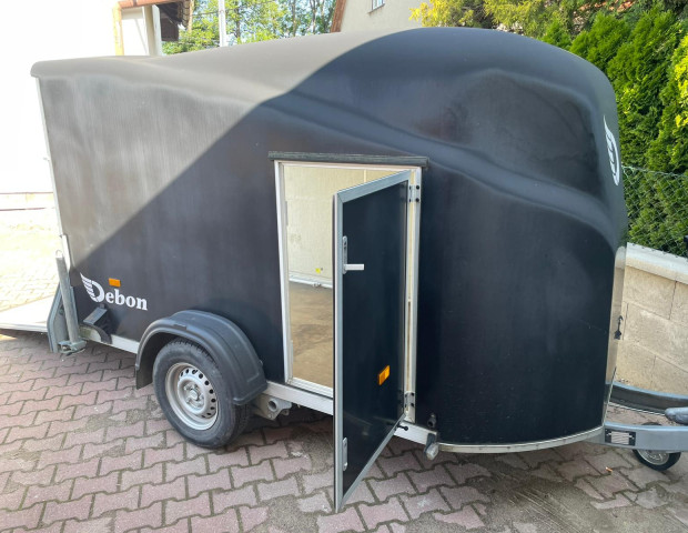 Jednoosý krytý, odpružený, bržděný se sklopným nájezdem/čelem do 1300kg